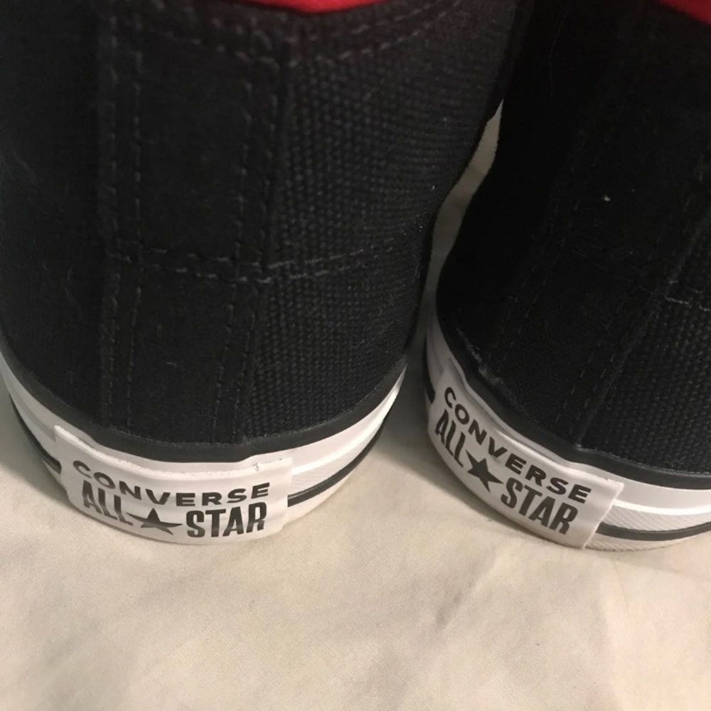 Red converse - Picture 4 of 8